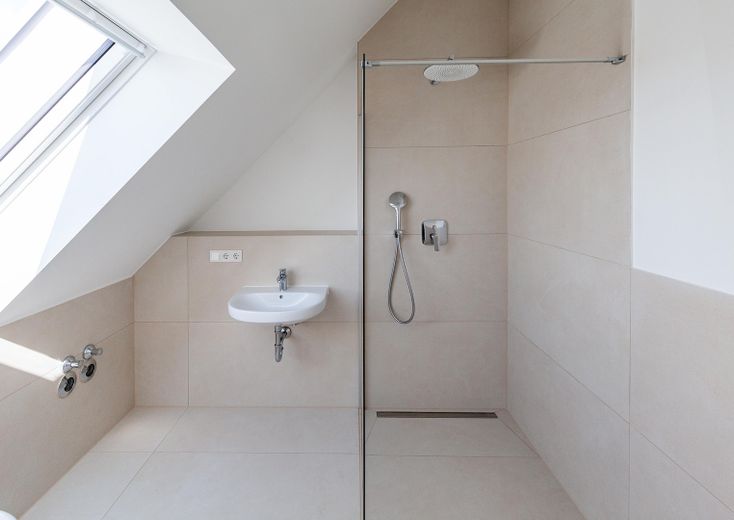 PROVISIONSFREI – Traumhafte Galerie-Wohnung im Erstbezug am Dorfplatz von Augsburg-Inningen – Badezimmer OG