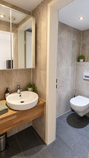 Posizione privilegiata sul lago! Appartamento condiviso premium arredato, appena ristrutturato, con terrazza sul tetto e vista sul lago – Gäste WC