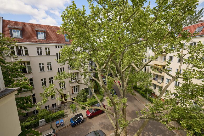 Friedenau: Vivienda antigua de 3 habitaciones para primera ocupación con balcón, ducha y bañera exenta, sin comisión – Ausblick vom Eckzimmer
