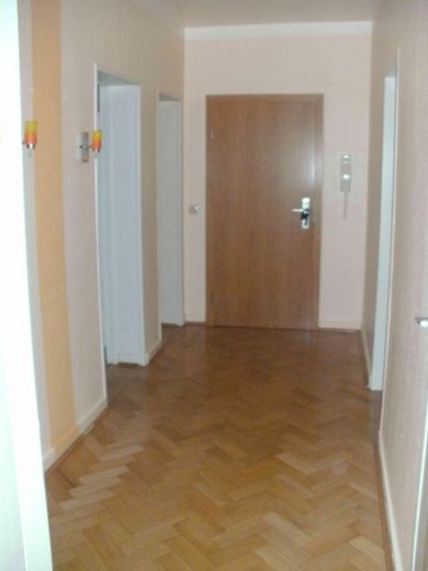 renov.bedürft. 3,5-Zi-Whg mit Balkon und EBK samt sep. DG-Whg. im Rohbau, in freundl. MFH in HN – Wohnungsflur