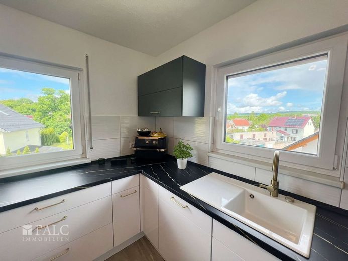 Großes Haus mit Einliegerwohnung – Küche mit Ausblick
