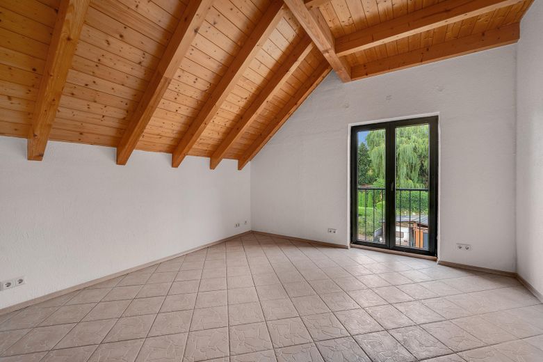 Großes Wohnhaus zur Nutzung als ZFH, Mehrparteivermietimmobilie oder Mehrgenerationenhaus – Zimmer links im Dachgeschoß