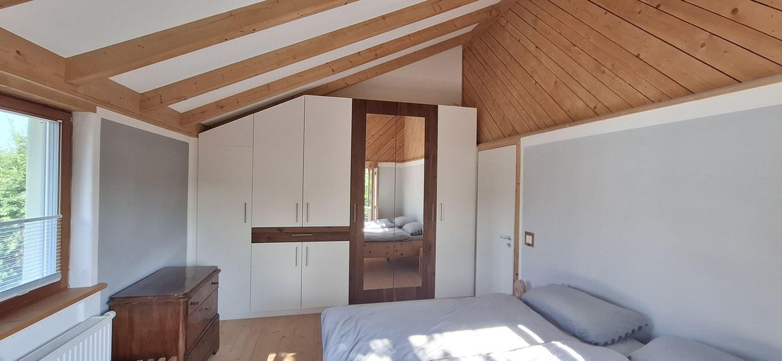Arrivare. Respirare. Sentirsi a casa. Casa d'architetto in costruzione ecologica in legno – OG Schlafzimmer Einbauschrank