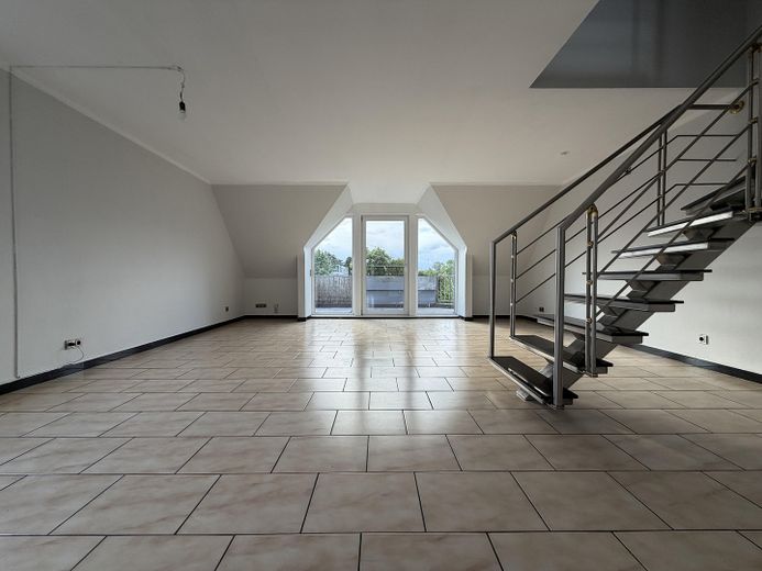 +++RESERVIERT+++ Maisonette-Wohnung mit großem Sonnenbalkon inkl. Tiefgarage in Oberhausen-Alsfeld – Wohnzimmer Ansicht 3