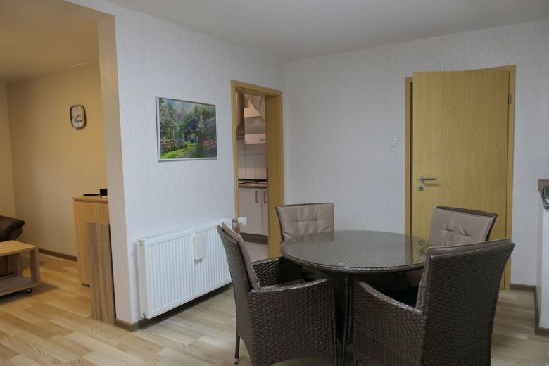 Doppelter Wohntraum auf einem Grundstück - Zwei Häuser, ein Zuhause! – Wohnzimmer Haupthaus