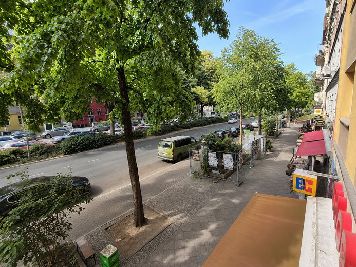 Attraktive 2-Zimmer-Wohnung mit zwei Balkonen in begehrter Lage von Berlin-Kreuzberg – Blick vom vorderen Balkon