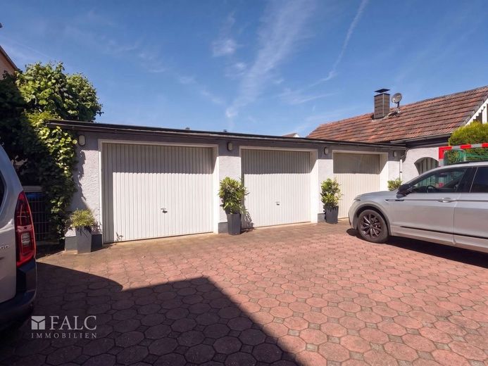 Top-Investment mit Wellness-Faktor: Sanierte Ertragsperle mit Saunahaus &amp; Garagen in wachsender Lage – Garagen