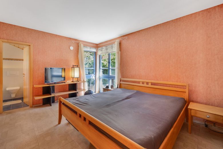 Zedernholzhaus mit Sauna, Werkstatt und Garten: viel Platz zum Wohnen, Arbeiten und Entspannen – Schlafzimmer