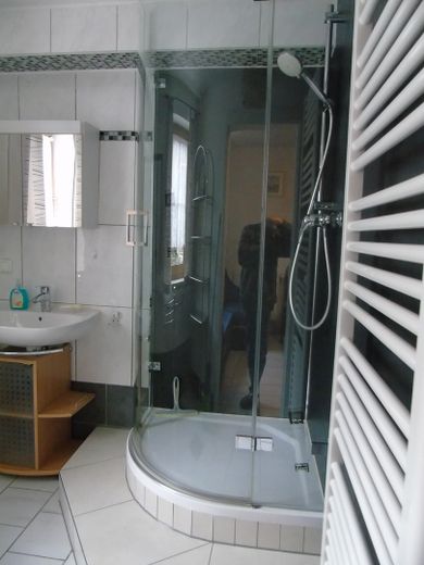 Appartamento seminterrato modernizzato in posizione tranquilla con terrazza, giardino e posto auto – Foto 15