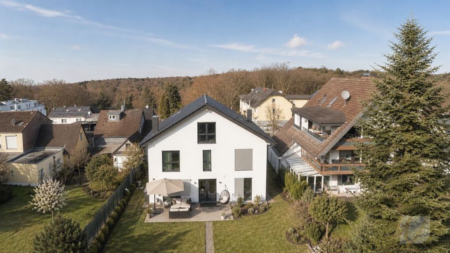"Modernes Familienparadies mit parkähnlichem Garten und gehobenem Wohnkomfort" – Hausansicht