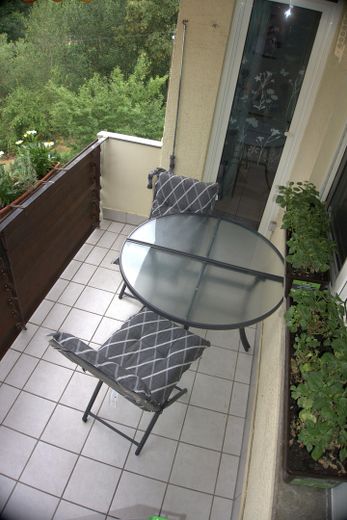 Accogliente, bellissimo appartamento di 3 locali a un prezzo interessante – Balkon Bild 2