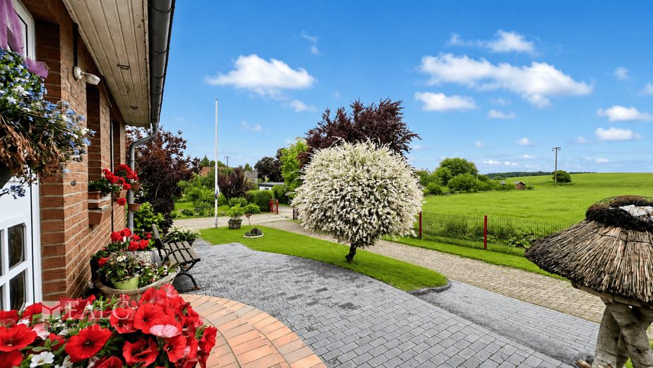 ***Traumhaus mit besonderem Flair - Hochwertig modernisiert und sofort bezugsbereit*** – Außenansicht