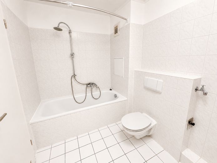 3-Zimmer-Dachgeschosswohnung mit tollem Grundriss – Hauptbad