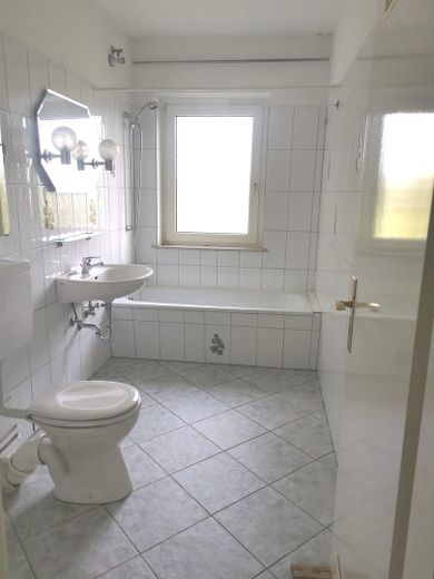 Uninähe, 2 Zimmer, Wohnküche, Einbauküche, begehbarer Kleiderschrank,Gartennutzung, Fernblick...... – Tageslichtbadezimmer