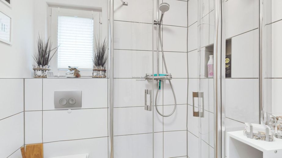 *** Exklusives KfW-40-Plus-Einfamilienhaus mit PV-Anlage, Erdwärmepumpe, Doppelgarage – EG_Badezimmer_1