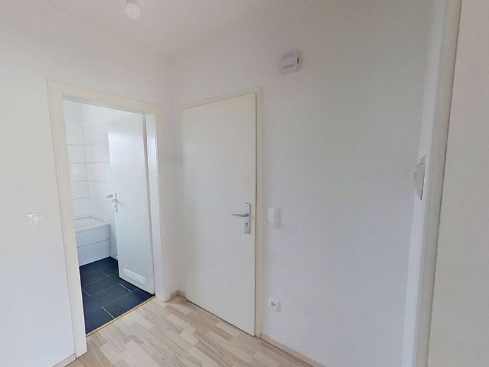 Gut geschnittene 1-Zimmer-Wohnung mit Balkon und Tageslichtbad – Ansicht II: Flur