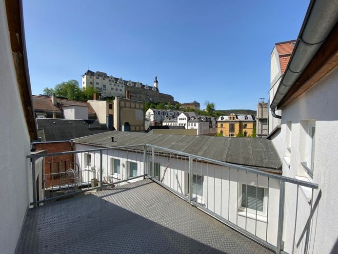 Einmaliger Balkonblick! Exklusive 4-Raum-DG-Architekten-Wohnung im Zentrum von Greiz – Foto 1