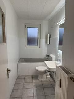 Helle 3 Zimmerwohnung in Hannover Ahlem frisch renoviert mit Einbauküche und KFZ Stellplatz – Badezimmer