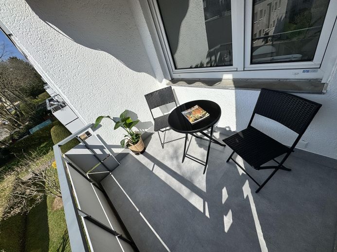 Ubicación perfecta, renovada con materiales de alta calidad: exclusivo apartamento de 3 habitaciones – Balkon 1