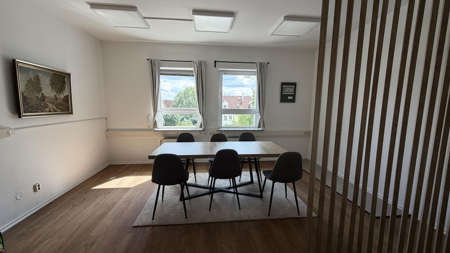 Bright office space for self-employed persons or small company – Besprechungsraum