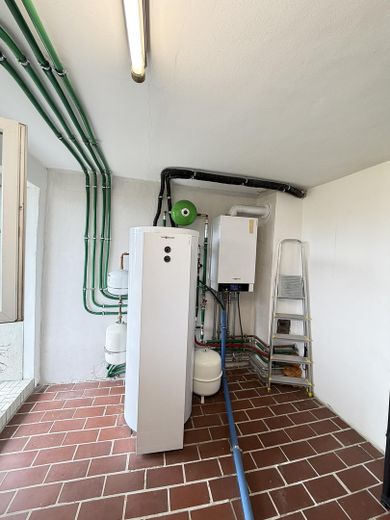 1–2 Familienhaus mit ca.300 m² Wfl.auf großzügigem 1.050-m²-Grundstück–ideal für Wohnen und Arbeiten – Hauswirtschaftsraum 