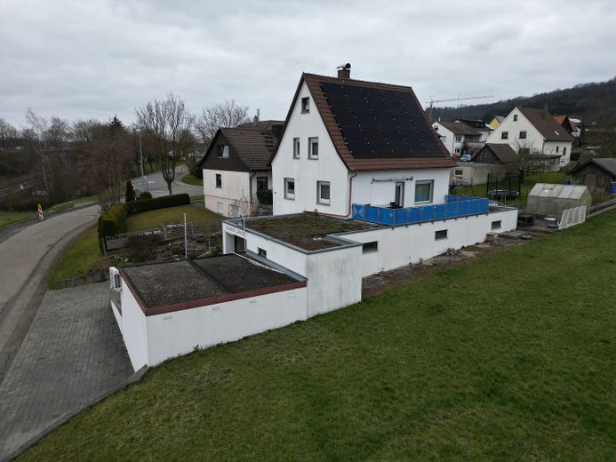 Süd-West Ansicht + Stellplätze