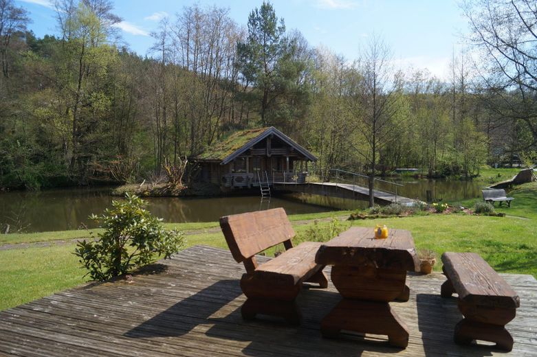 Blick zum Gästehaus+2500qm See