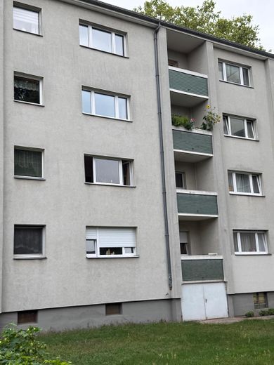 Joya residencial lista para entrar a vivir, con cocina a medida y tranquilo balcón con vistas al verde: ¡sin comisión! – Außenansicht Haus