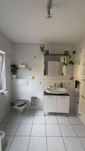 Reihenendhaus mit Keller, Garten, Pelletofen, 2 Stellplätzen & Gartenhaus – 55270 Jugenheim – privat – Badezimmer - Obergeschoss 1