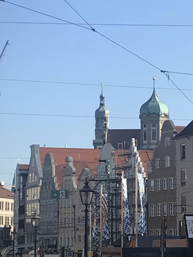 Die Prachtstraße wenige Gehmin