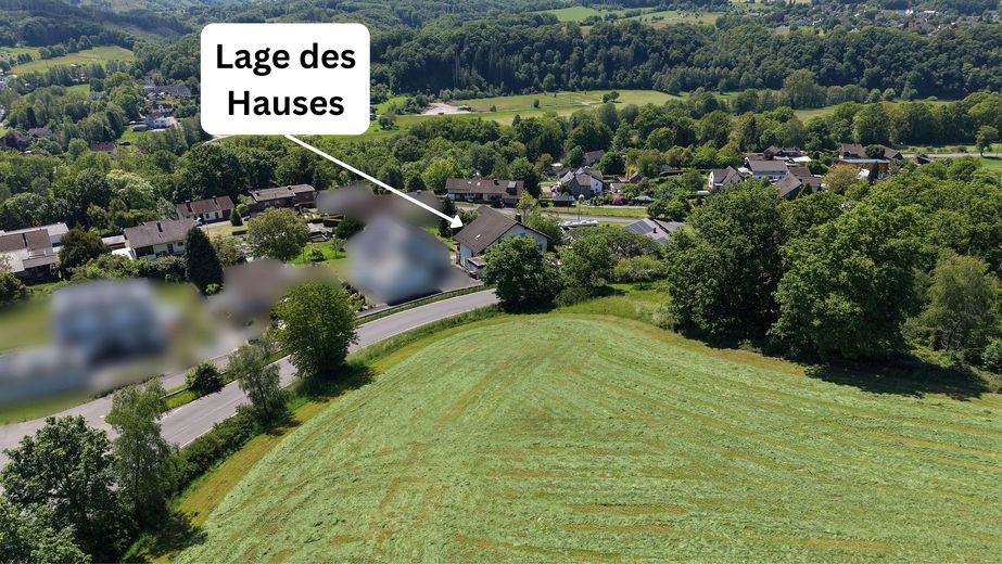 Rendimento del 6,57%, senza commissioni! Casa bifamiliare o trifamiliare in posizione elevata con vista sulla valle della Sieg – Lage des Hauses