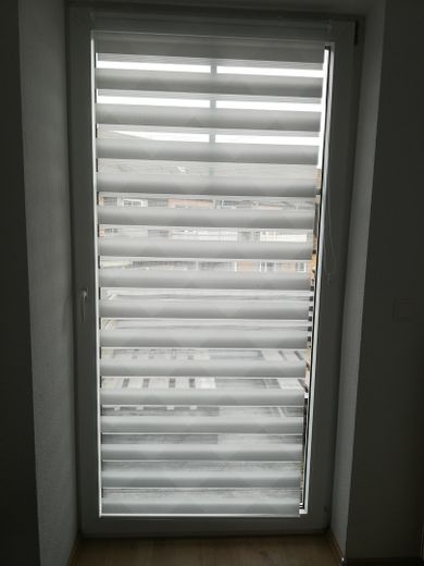 Moderne 2-Zimmer-DG-Wohnung mit Wohnküche und Balkon – Balkontüren mit Rollos