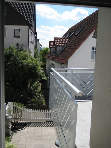 !!! Sofort beziehbar !!! Helle 3,5-Zi.-DG-Wohnung mit Balkon &amp; EBK - frisch renoviert, zentrumsnah – Balkon vom Bad aus