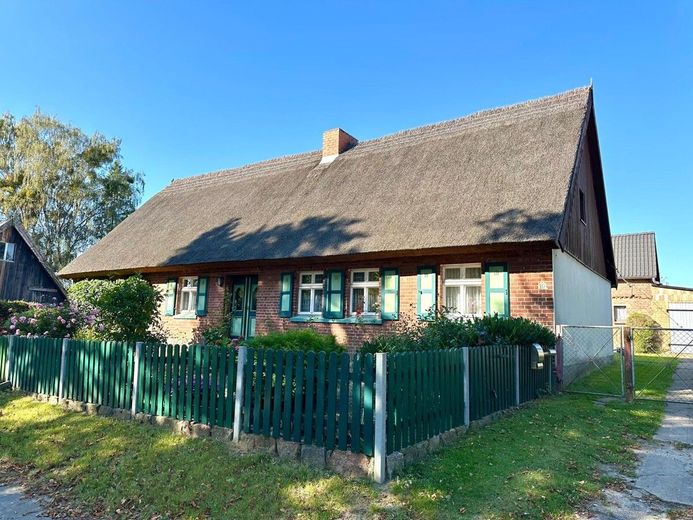 HORN IMMOBILIEN ++ charmantes Reetdachhaus mit Nebengebäude und schönem Grundstück – Nutzen Sie Ihre Chance!