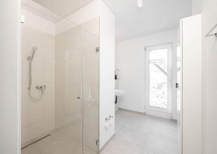 أجواء سكنية عصرية في باسدورف: شقة من 3 غرف مع شرفة جنوبية (A2 WE 20) – Musterwohnung: Bad