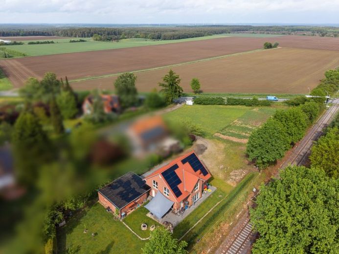 Casa Viebrock di alta qualità con due terreni edificabili aggiuntivi, possibile allevamento di cavalli o attività commerciale – Foto 1
