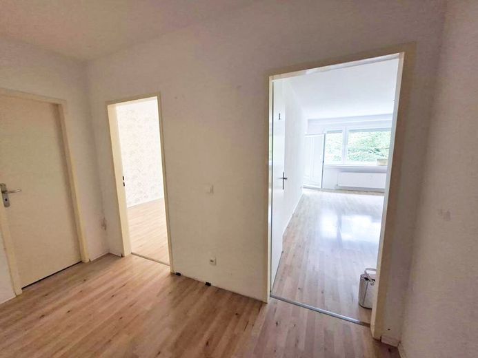 CITYHOUSE: Gepflegte 2 Zimmer Wohnung mit großem Balkon, Keller und TG Stellplatz in zentraler Lage – Wohnungsflur