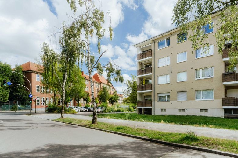 Yaklaşık 77,90 m² büyüklüğünde, hemen taşınılabilir 2,5 odalı daire; doğrudan sahibinden ve komisyonsuz – Straßen Ansicht