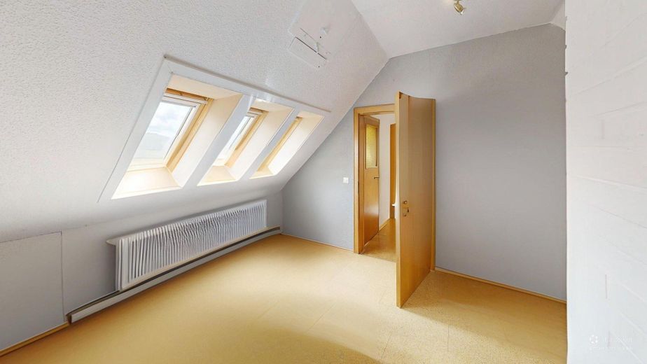 Kapitalanlage mit 2 Wohneinheiten, Gewerbe und Entwicklungspotenzial – Zimmer 1 von 2 2.DG