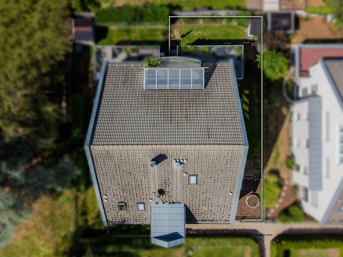 Mieszkanie na parterze z dużym ogrodem, słonecznym tarasem i dwoma miejscami parkingowymi w garażu podziemnym – Gebäudeansicht-2