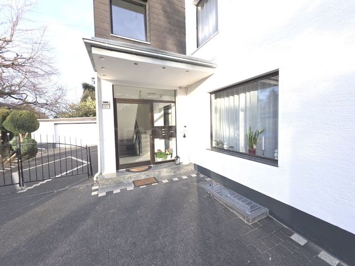 ++ HOCHWERTIGES DREIFAMILIENHAUS + GARTEN IN GUTER LAGE!! TOP KAPITALANLAGE! ++ – EINGANG