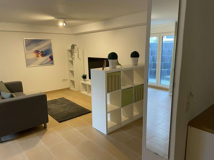 Neuwertige möblierte 2-Zimmerwohnung im Souterrain nahe SAP/Heidelberg – Wohnbereich