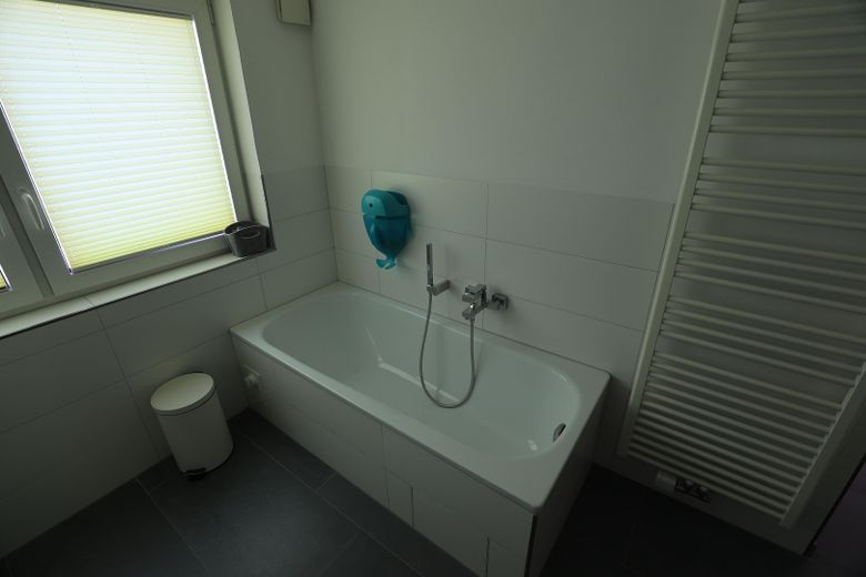 Hochwertiges, modernes Einfamilienhaus | Großer Garten | Sanierung 2014 | Klimaanlage | PV-Anlage – Elternbad 3 (Badewanne)