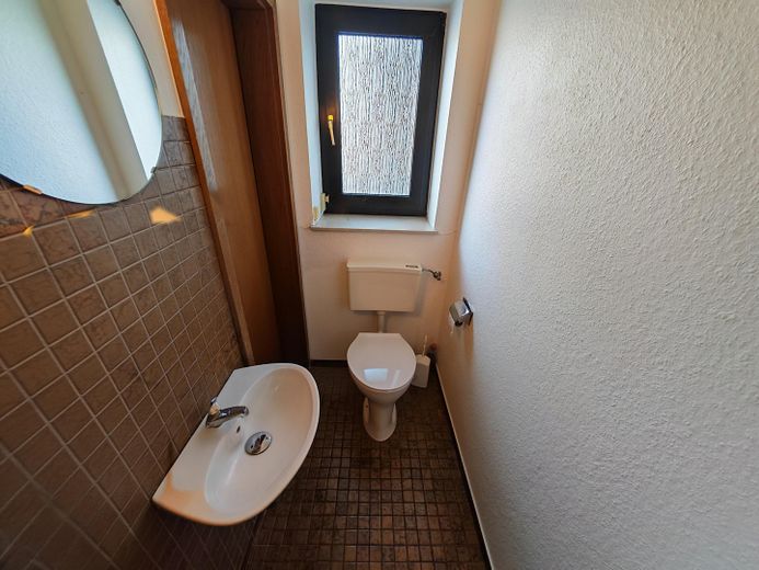 Raumwunder mit Einliegerwohnung & Doppelgarage - provisionsfrei - Erbpacht – Gäste-WC