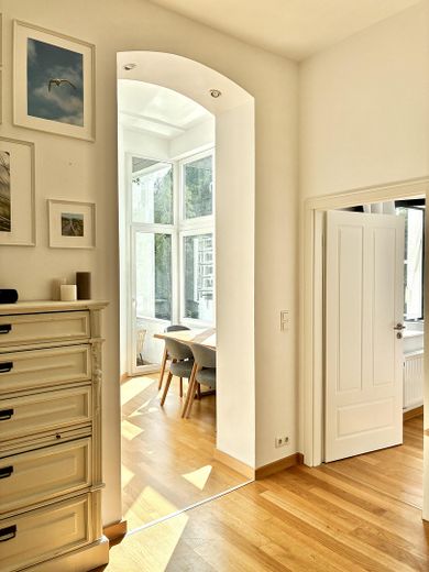Provisionsfrei - wunderschöne, vermietete Altbauwohnung m. 3 Zimmern, heller Wohnküche, Balkon – Wohnzimmer mit Blick Esszimmer