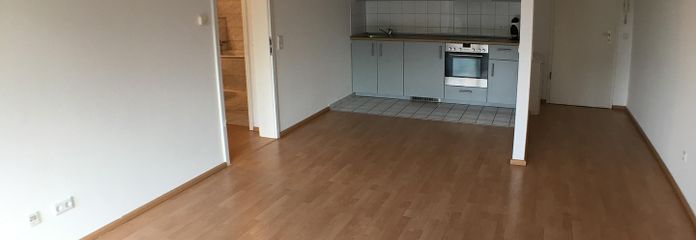 Hilden-Kuzey: Nordmarkt’ta ankastre mutfak, yeni zemin, asansör ve yerden ısıtma dâhil aydınlık 2 odalı daire – Wohnz./Küche mit altem Boden