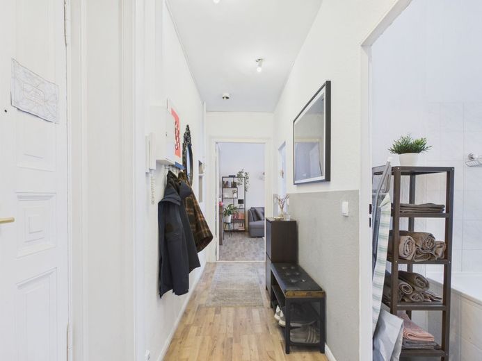 Wohnen in Friedrichshain – Flur Richtung Wohnzimmer