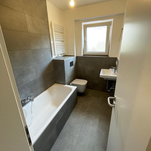 Sofort frei & ohne Provision - Renovierte 3-Zimmer-Wohnung mit Balkon – U-Bahn um die Ecke – Bad
