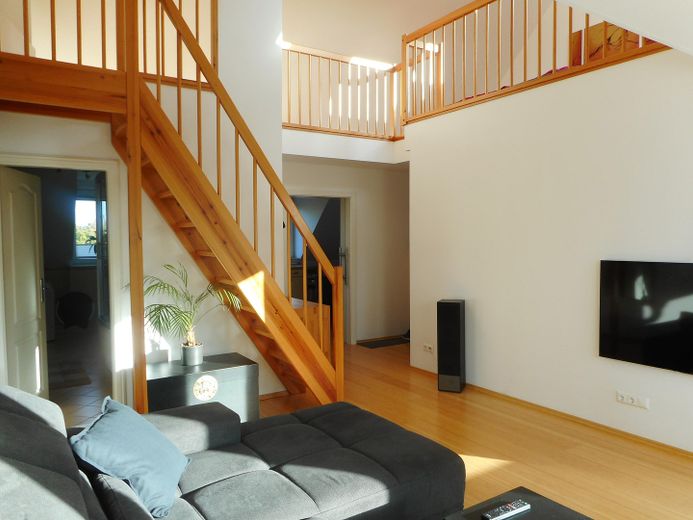 Helle voll möblierte Maisonette-Wohnung auf 2 Ebenen in ruhiger Lage in Hamburg-Eidelstedt – Wohnzimmer, Blick zur Küche