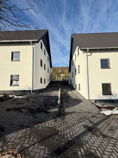 Häuseransicht mit Stellplätzen